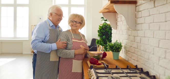 Seniorzy gotujący razem w kuchni